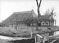 Uilenbord op een kop-hals-romp boerderij in Noordoost-Friesland, 1950