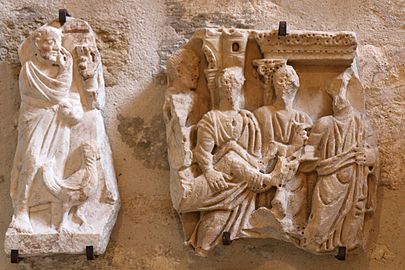 Fragments de sarcophages avec à gauche saint Pierre et le coq et à droite Ananias et saint Pierre.