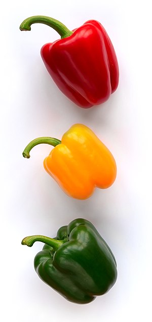 photographie de trois poivrons, de haut en bas : un rouge, un jaune et un vert.