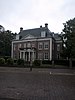 Vrijstaande villa in een historiserende bouwstijl