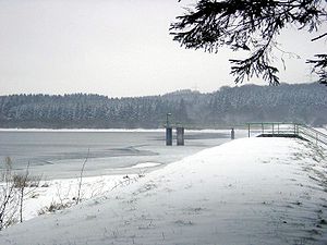 Stausee und Staudamm der Krombachtalsperre