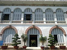 Photo de la façade d'une villa.