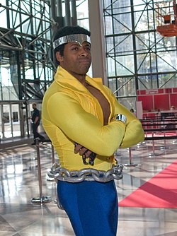 Cosplay de Luke Cage avec son costume originel.