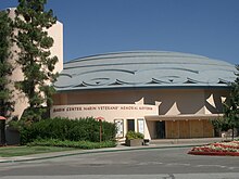 Un bâtiment ovale avec un dôme.