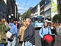 Die Osloer Straßenbahn in Grünerløkka während des Markttags an der Thorvald Meyers gate