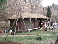 Recreación del aspecto de una vivienda astur, frente a la muralla de Astorga.