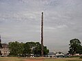 Vista de la Plaza Canadá con el totem original en 2006. El pico del ave «hok-hok» ya había desaparecido.