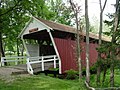 Le pont Cutler-Donahoe dans le parc de la ville de Winterset.