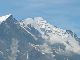 L'aiguille du Goûter, à gauche, et l'aiguille de Bionnassay, vues du nord (côté français).