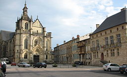 Kyrkan Saint-Étienne vid Place Saint-Pierre