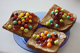 Tartine de beurre de cacahuètes, confiture et céréales soufflées.