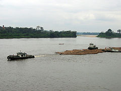 Lambaréné, flotte tractée, Gabon, 2006.