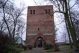 Podelzigs kyrkoruin. Kyrkan förstördes vid striderna omkring Oder 1945 och är idag bevarad som ruin. Tornet försågs med en utsiktsplattform 2005.