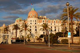 Hotelul Negresco văzut la răsăritul soarelui pe Promenade des Anglais