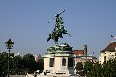 Surĉevala statuo de Arkiduko Karlo de Aŭstrio-Teŝino sur placo Heldenplatz de Vieno, nome la plej granda en la mondo kun nur du eltenaj punktoj