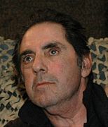 David Proval interprète Richie Aprile.