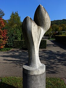 Hans Arp (1886–1966) Maler, Grafiker, Bildhauer, Lyriker. Grabskulptur 1953, ohne Titel, auf dem Friedhof am Hörnli, Riehen, Basel-Stadt Standort: 47°33'57.5"N 7°38'30.7"E, 47.565984, 7.641858