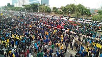 Unjuk rasa mahasiswa di depan Kompleks Parlemen, Jalan Gatot Subroto, Jakarta