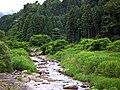 内生谷地内の釣り人、右岸が魚津市