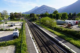 Les voies en direction de Grenoble vues depuis la passerelle.