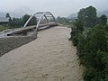 Die Brixentaler Ache erreichte beim Jahrhunderthochwasser 2005 einen kritischen Höchstwert. (links: Kirchbichl, rechts: Wörgl)