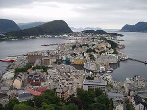 Ålesund sett uppifrån utkikspunkten Fjellstua, augusti 2005.