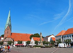 Torget med S:t Michaeliskyrkan.