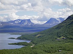 Le lac avec Lapporten en arrière-plan.