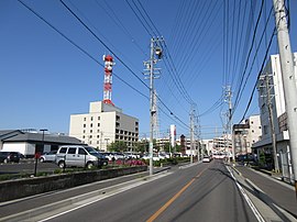 中電岡崎ビルに至る道路。県道483号と交差する。