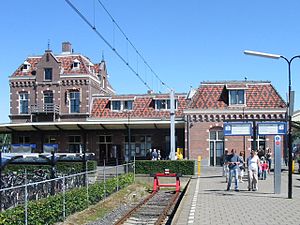 Bahnhofsgebäude und Bahnsteig (2007)