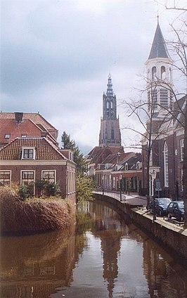 De Langegracht met rechts de Elleboogkerk en op de achtergrond de Onze-Lieve-Vrouwetoren