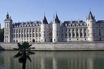 Torre originaria del Palais de la Cité; Torre Bonbec (1226–70), all'estrema destra, è la più antica; la Torre Cesar e la Torre d'Argento (al centro) e la Torre dell'Orologio (a sinistra) furono costruite nel XIV secolo