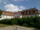 Noch stehender Nord- (links) und Südflügel mit Blick zum Innenhof. Die begrünte Mauer ist ein Rest der Stadtmauer.