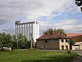 Z dálky viditelné silo