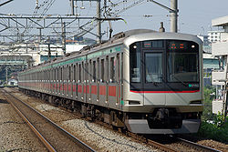 田園都市線用の5000系（5102F） （2007年8月 市が尾駅）