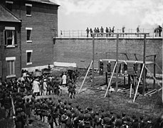 Los cuerpos ahorcados de Mary Surratt, Lewis Powell, David Herold y George Atzerodt, condenados por su conspiración para el asesinato de Abraham Lincoln; 7 de julio de 1865