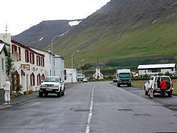 Hauptstraße mit Kirche