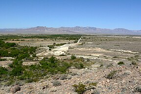 Blick nach Westen über Ash Meadows; die Funeral Mountains sind am Horizont zu erkennen, das Death Valley befindet sich auf der anderen Seite davon.