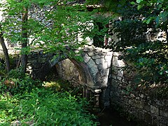 Dans le parc, petit pont sur un bras de la Beauronne.