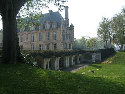 Oostvleugel en in voorgrond cryptoporticus