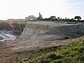 Kalksteinbruch mit Kalkwerk im Hintergrund