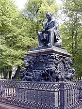 Staty över Ivan Krylov i Sommarpalatsets trädgård i Sankt Petersburg