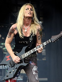 Lita Ford esiintymässä vuonna 2009.