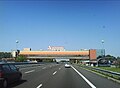 Le pont-restaurant de l'aire de Dorno dessus de l'A7.