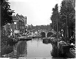 Vismarkt te Leiden gezien van de Korenbeursbrug naar de Visbrug met links de Fontein en rechts de Nieuwe Rijn met veel schepen. In het verschiet de Stille Rijn. Voor 1892