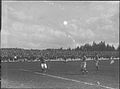 Een voetbalwedstrijd in 1925.