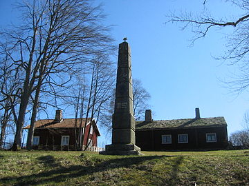 Monumentet över Linné, invigt 1866, bakom Linnéstugan i anslutning till den på 1860-talet nyanlagda järnvägen.