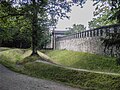 Muro laterale munito di porta, con il doppio fossato chiaramente visibile.