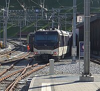 Ein umgespurter GPX fährt rechts nach Montreux. Auf der Normalspurkehranlage dahinter stehen der Interfacewagen mit der BLS-Lokomotive, die den Zug von Interlaken Ost brachten und durch die Spurwechselanlage in unwirksamer Grundstellung fuhren.