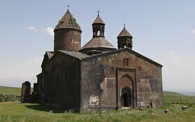 Monastère de Saghmosavank (de gauche à droite : Sourp Sion, gavit, matenadaran).